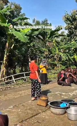 Sinau On The Street: Siswa SMP Negeri 1 Baturetno Jelajahi Pusat Produksi Makanan, Dapatkan Bekal Ilmu Kewirausahaan