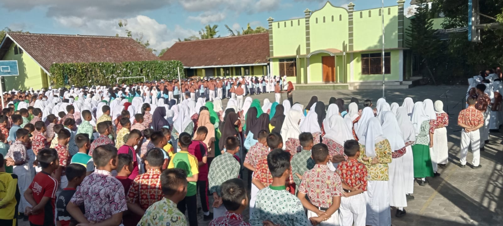 SMP Negeri 1 Baturetno Gelar Upacara Peringatan Hari Anak Nasional ke-42, Tekankan Sayangi dan Lindungi Anak