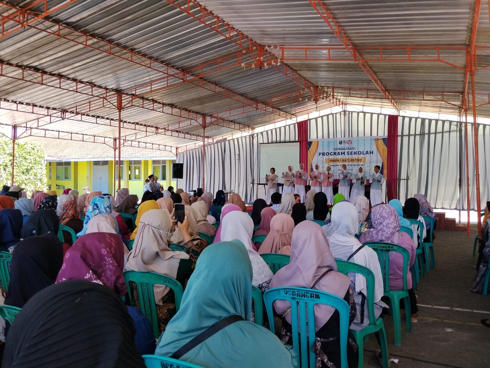 Dinamika Generasi Baru: Kemandirian Siswa dan Ragam Program Unggulan di SMP Negeri 1 Baturetno Rapat orientasi dan pemaparan program sekolah bagi orang tua murid SMP Negeri 1 Baturetno menjadi momentum penting untuk menyelaraskan visi antara sekolah dan k