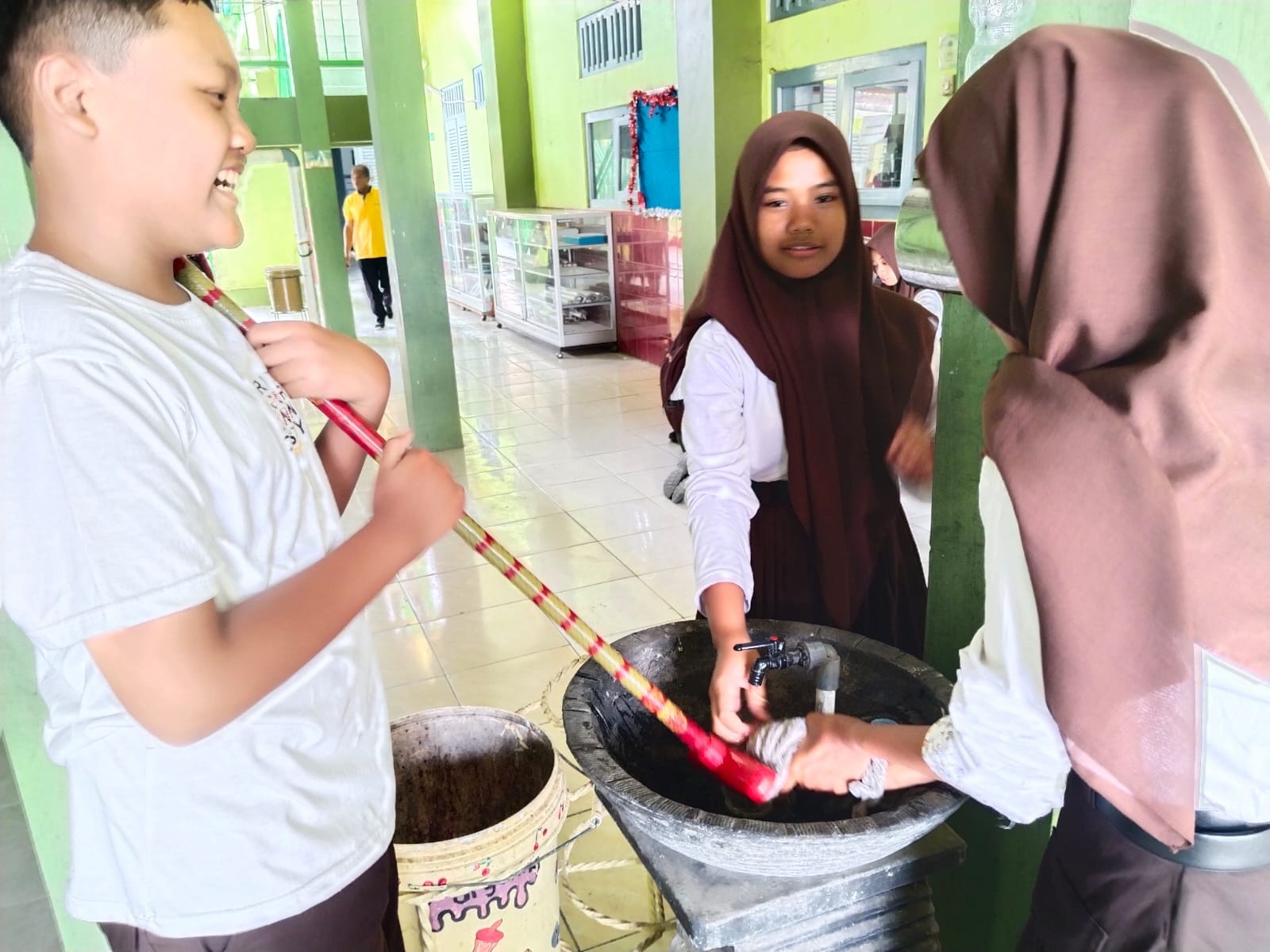 Seluruh Warga SMPN 1 Baturetno Kompak Aksi Jalan Sehat dan Gotong Royong dalam "BESTIE SPENSABA"