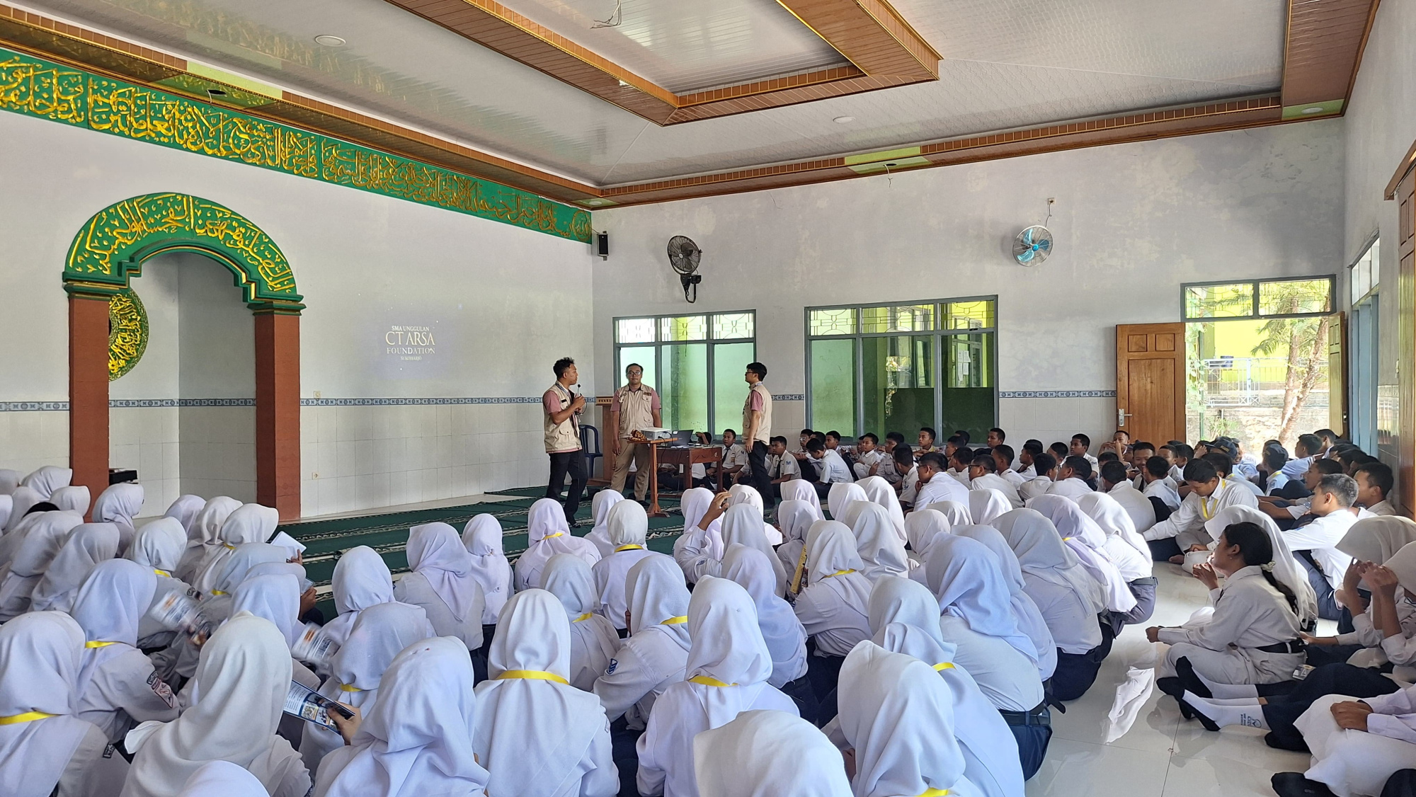 Antusiasme Memuncak! Tim Sosialisasi SMA CT ARSA Foundation datangi SMPN 1 Baturetno.Bawa Misi Pendidikan Gratis Berkualitas Super