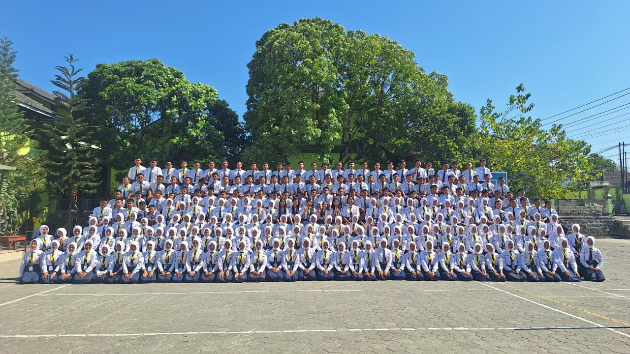 Kenang Momen Terakhir di Bangku SMP, Siswa Kelas IX Spensaba Ikuti Foto Angkatan