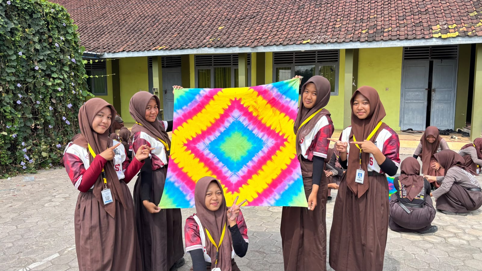 Kreativitas Tanpa Batas! Siswa Kelas IX Berkreasi dengan Teknik Shibori