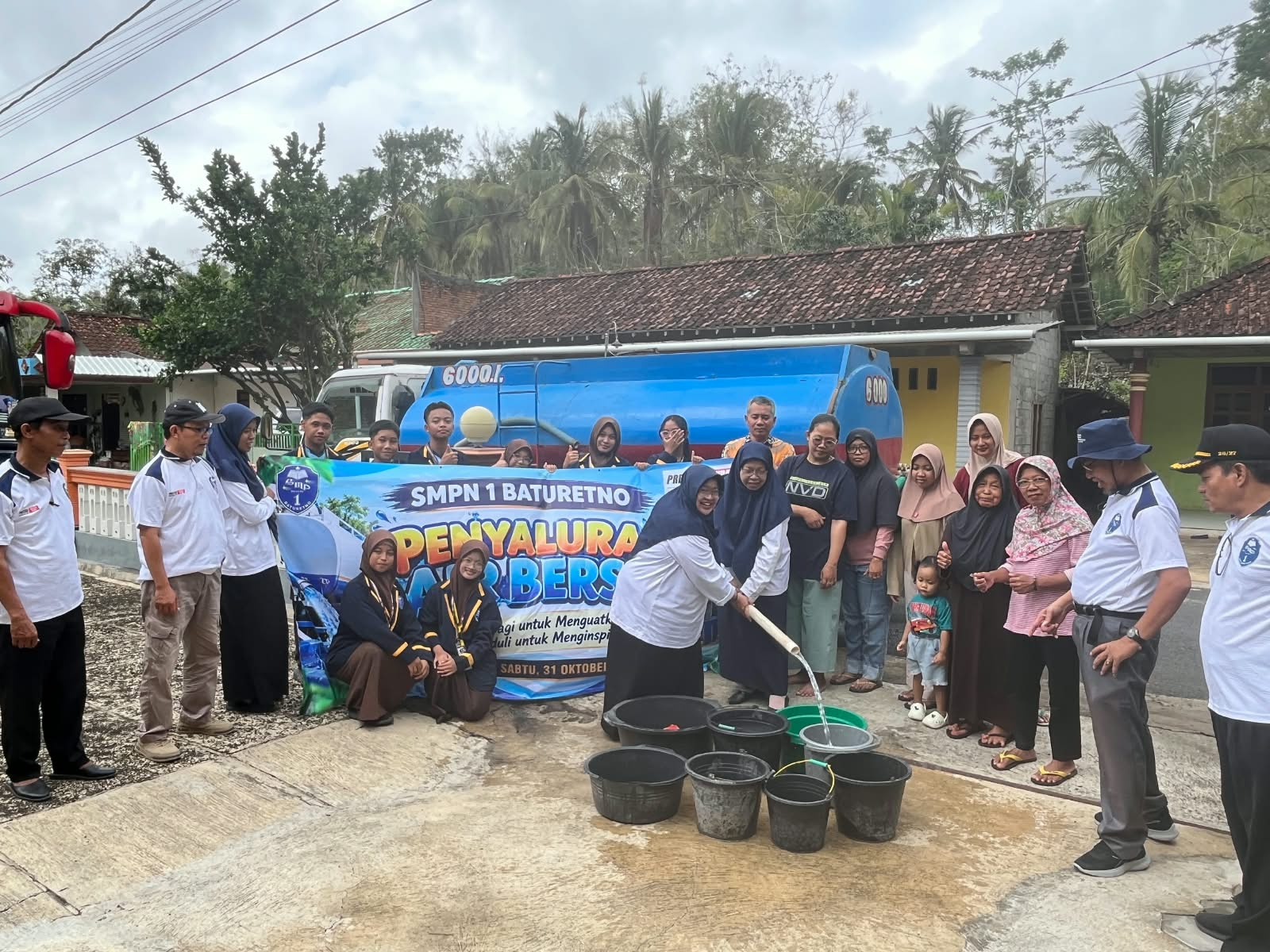 Wujudkan Kepedulian dan Semangat Berbagi, SMP Negeri 1 Baturetno Salurkan Bantuan Air Bersih ke Bayemharjo dan Paranggupito