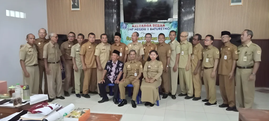 SMPN 1 Baturetno Haru Mengucapkan Selamat Jalan kepada Dua Pegawai Terbaiknya