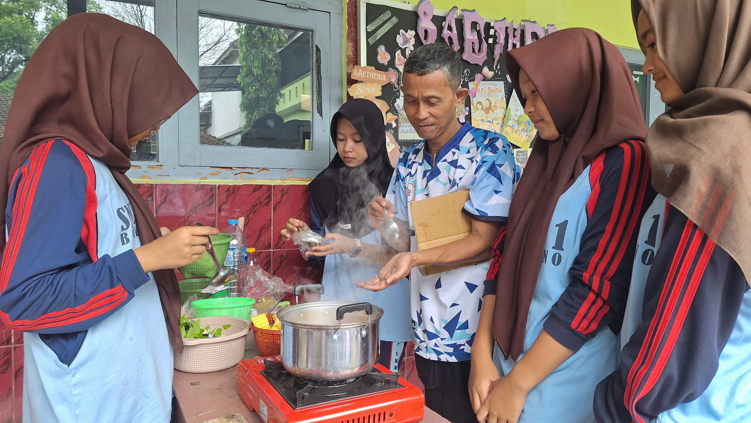 PRAMUKA SMPN 1 BATURETNO SIAP PENUHI TKK DAN SKU MEMASAK DENGAN MENU TRADISIONAL