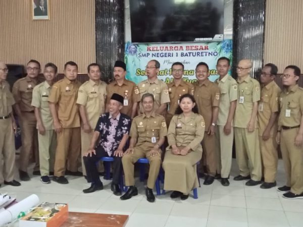 SMPN 1 Baturetno Haru Mengucapkan Selamat Jalan kepada Dua Pegawai Terbaiknya